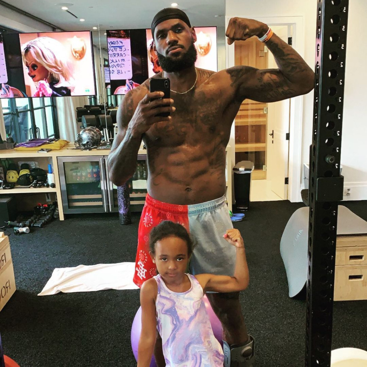 Lebron james hot sale and daughter