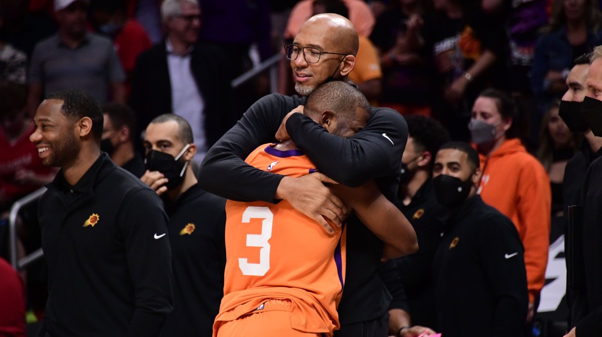 Chris Paul And Monty Williams Had A Heartfelt Moment After Suns Won The Wcf Coach I M Trying To Calm Down Fadeaway World