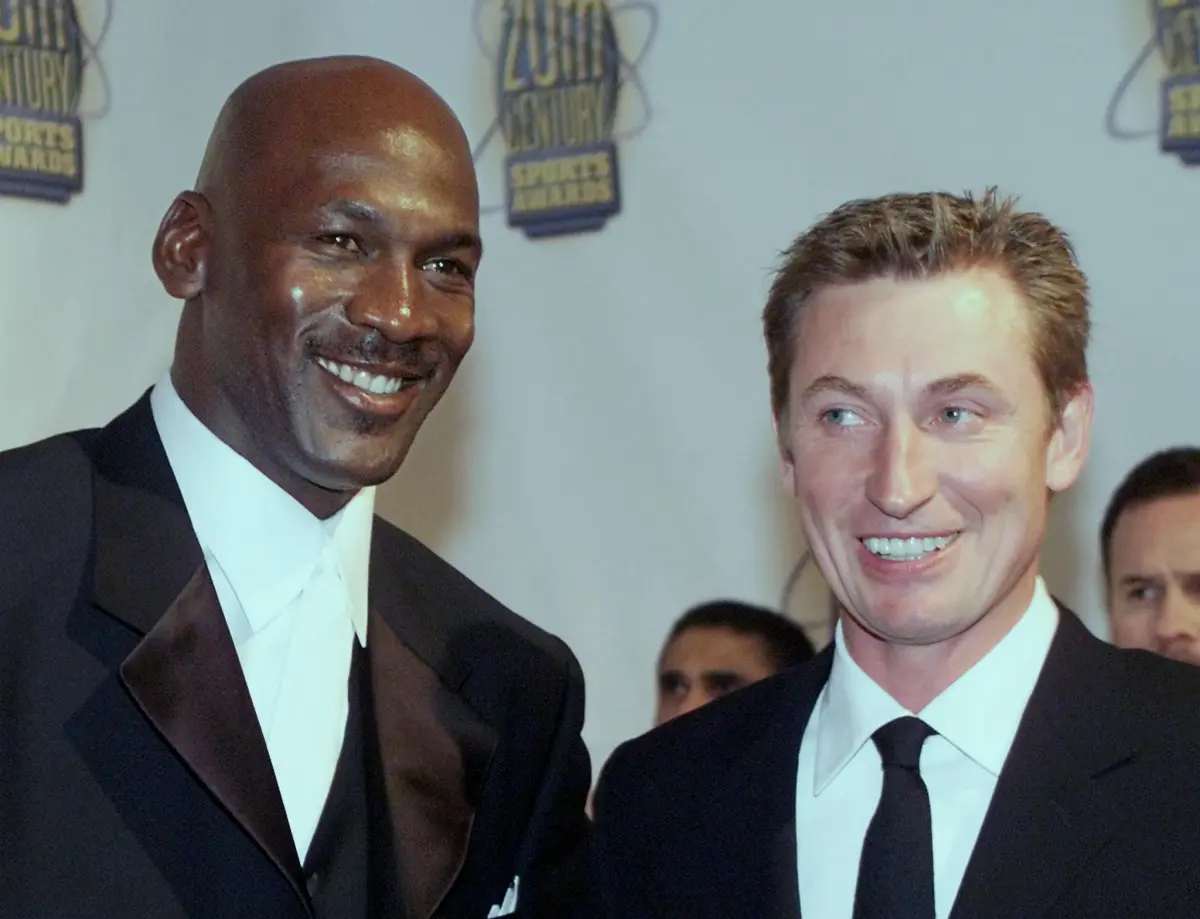 Michael Jordan Tipped A Waitress $5 For Bringing His Drink, But Wayne Gretzky Took It And Tipped Her $100: "That's How We Tip In Las Vegas, Michael"