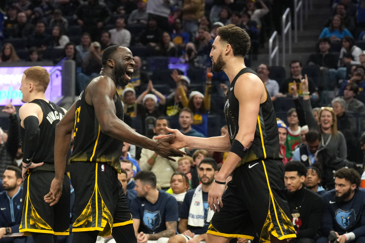 Fans Are Confused About How Klay Thompson Got The Ball From Draymond Green  In Viral Video - Fadeaway World