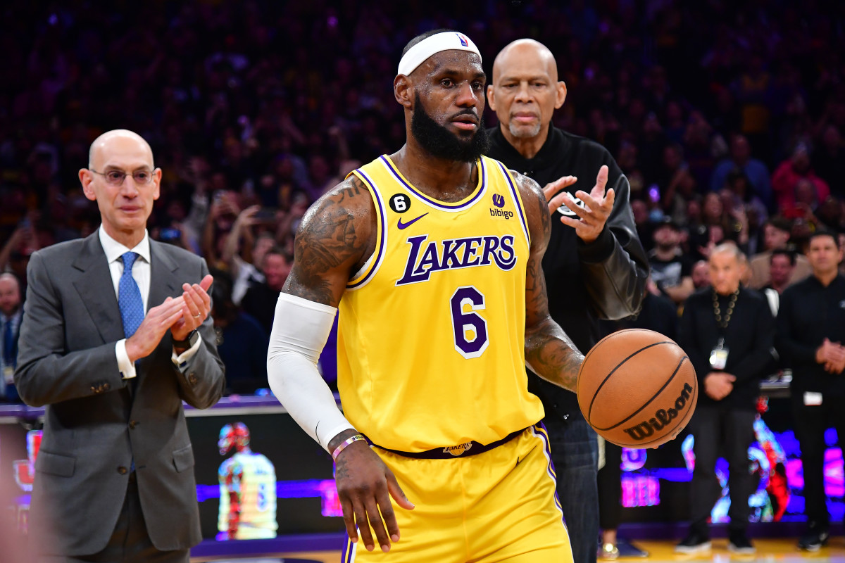 Ex-Lakers' Head Athletic Trainer Says LeBron James Could Be Done For The  Season With Latest Foot Injury - Fadeaway World