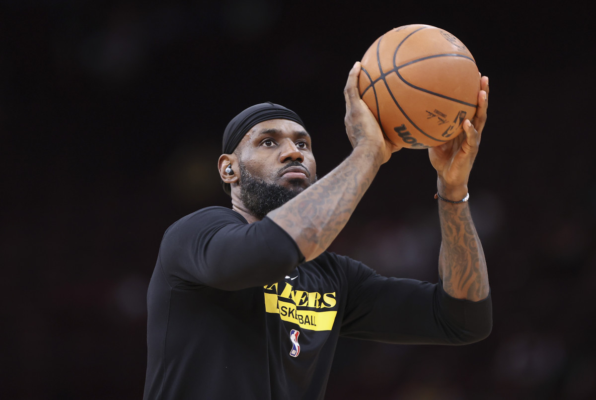 LeBron James returns from three-game absence, helps new-look Los