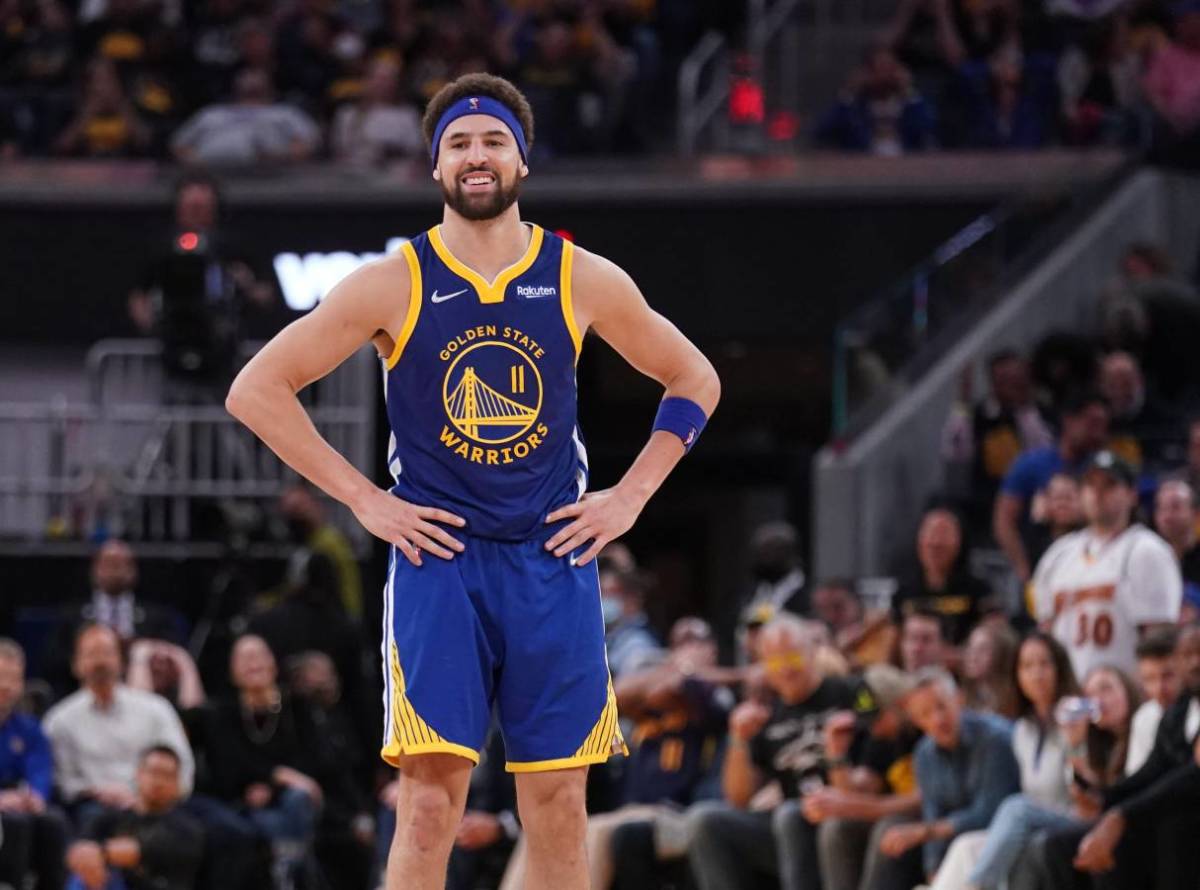 Klay Thompson Trolls The Grizzlies On Instagram With A Story Of A Fan Holding A Banner Which Says "Freakin' Bum"