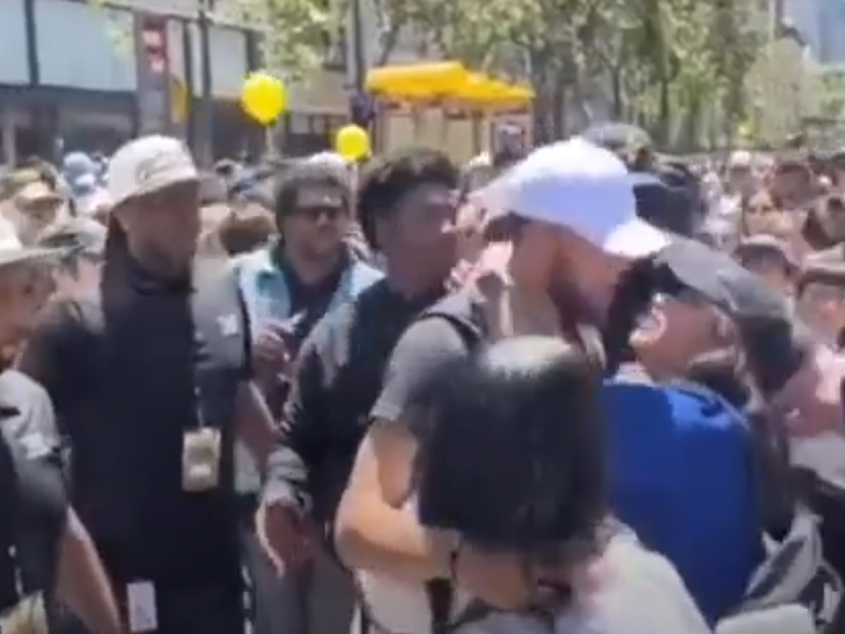 A Random Woman Tried To Kiss Stephen Curry At The Championship Parade But He Avoided It In A Nice Manner