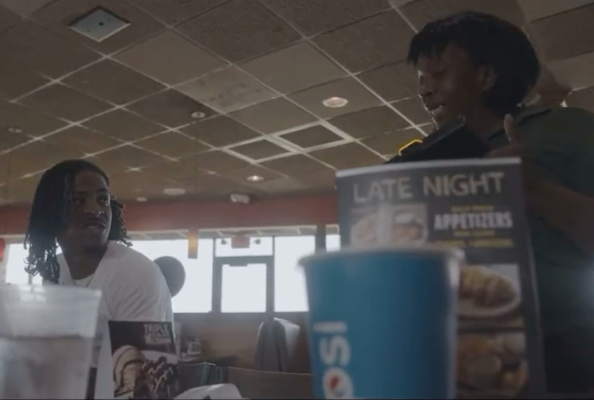 Ja Morant Had A Hilarious Interaction With A Waitress After He Tipped Her $500 And She Didn't Recognize Him: "Who Are You? 'Black Jesus'."