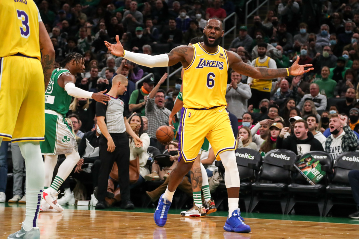 LeBron James: Lakers critics would 's–t their pants' in spotlight