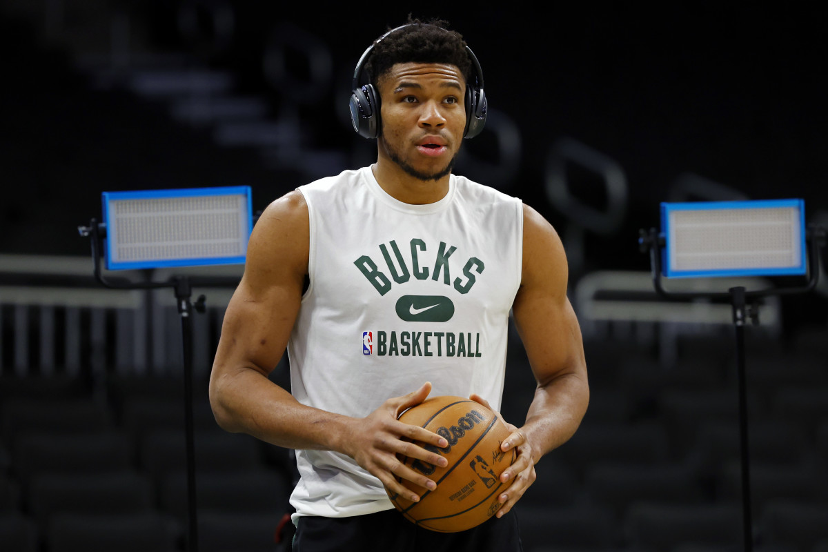 Giannis Antetokounmpo Is Back With Probably His Most Hilarious Dad Joke Ever: "Hi There. You Know People In Dubai Hate The Flintstones. But In Abu Dhabi They Do."