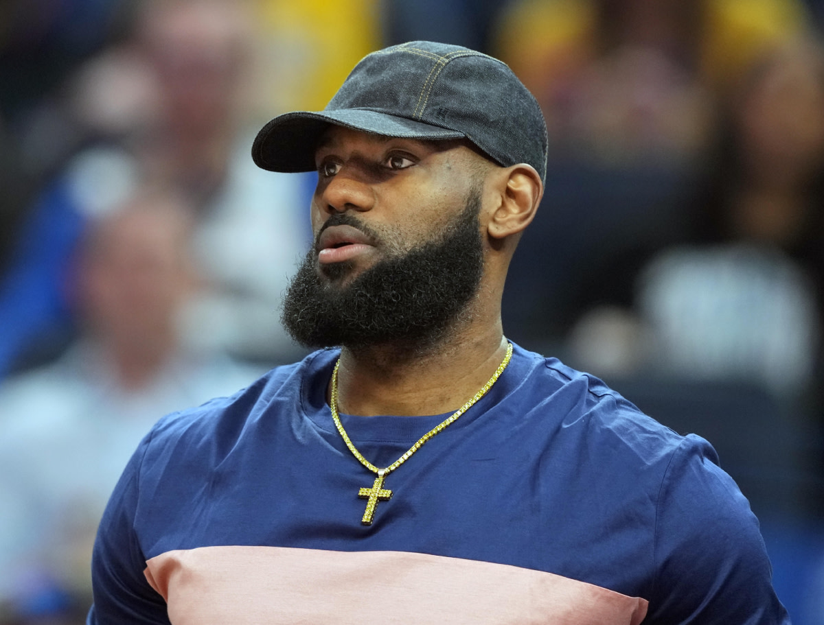 NBA Fans React To LeBron James Getting A Crown Implanted In His Teeth: "Let The World Know, King!"