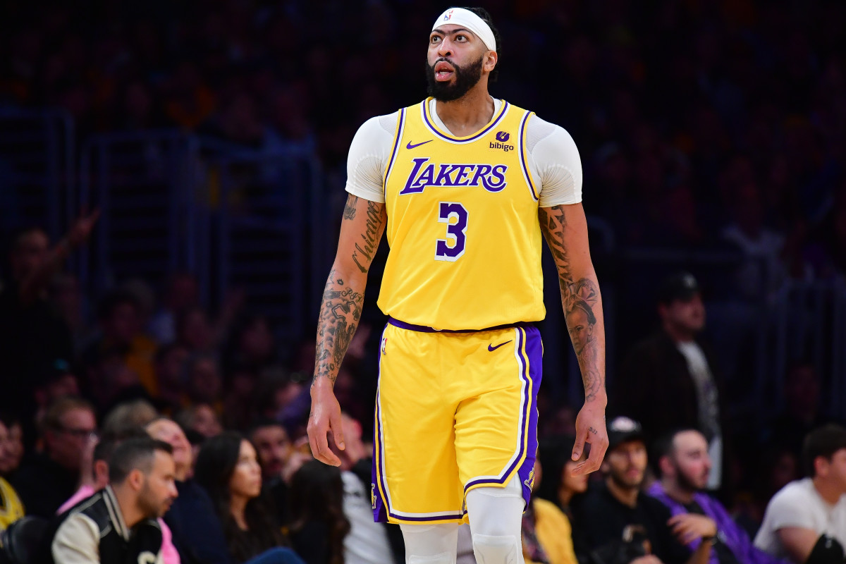 Los Angeles Lakers Want To Add A Reliable Center To Play Alongside ...