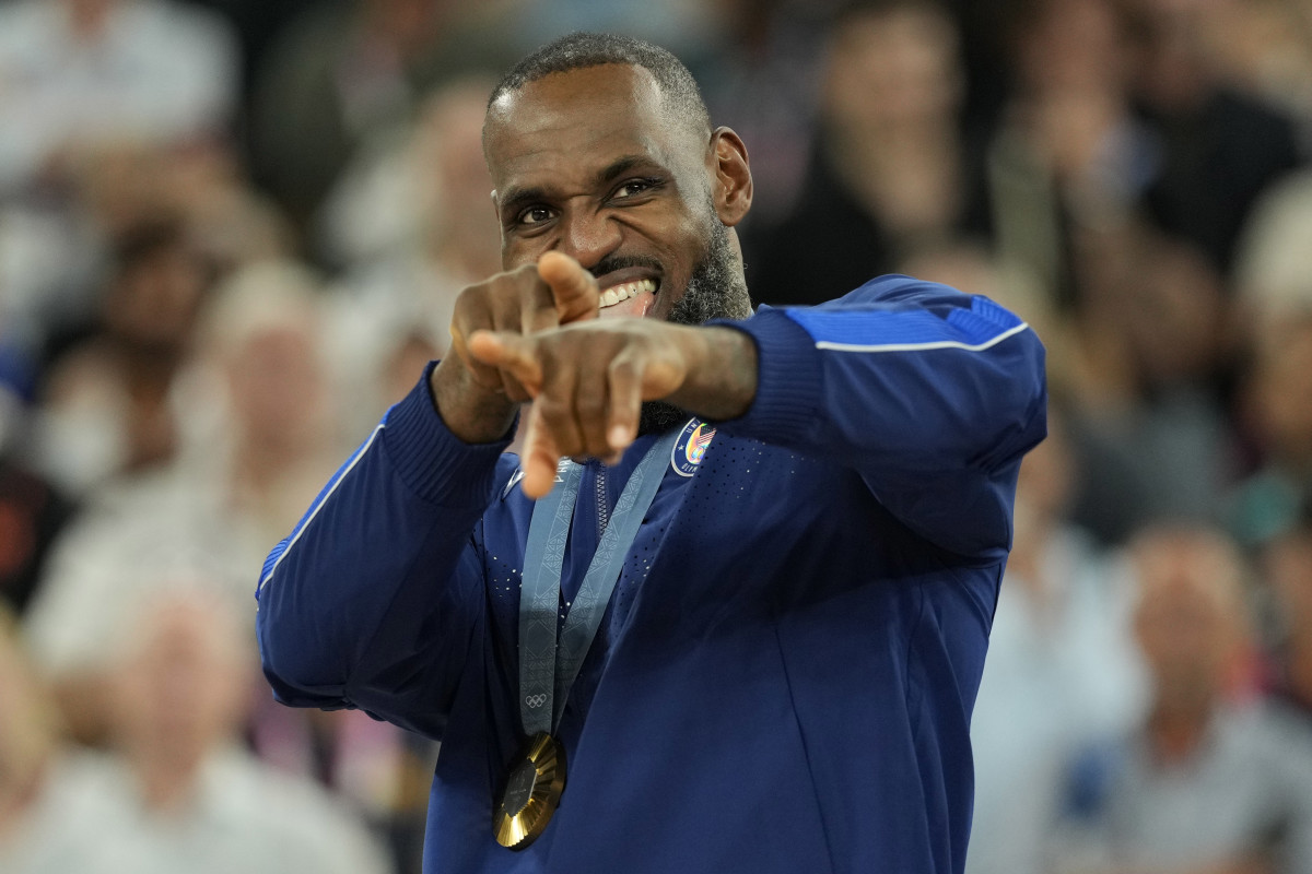 LeBron James Vibes To Adele's "Set Fire To The Rain" While It Rains In Her Munich Concert