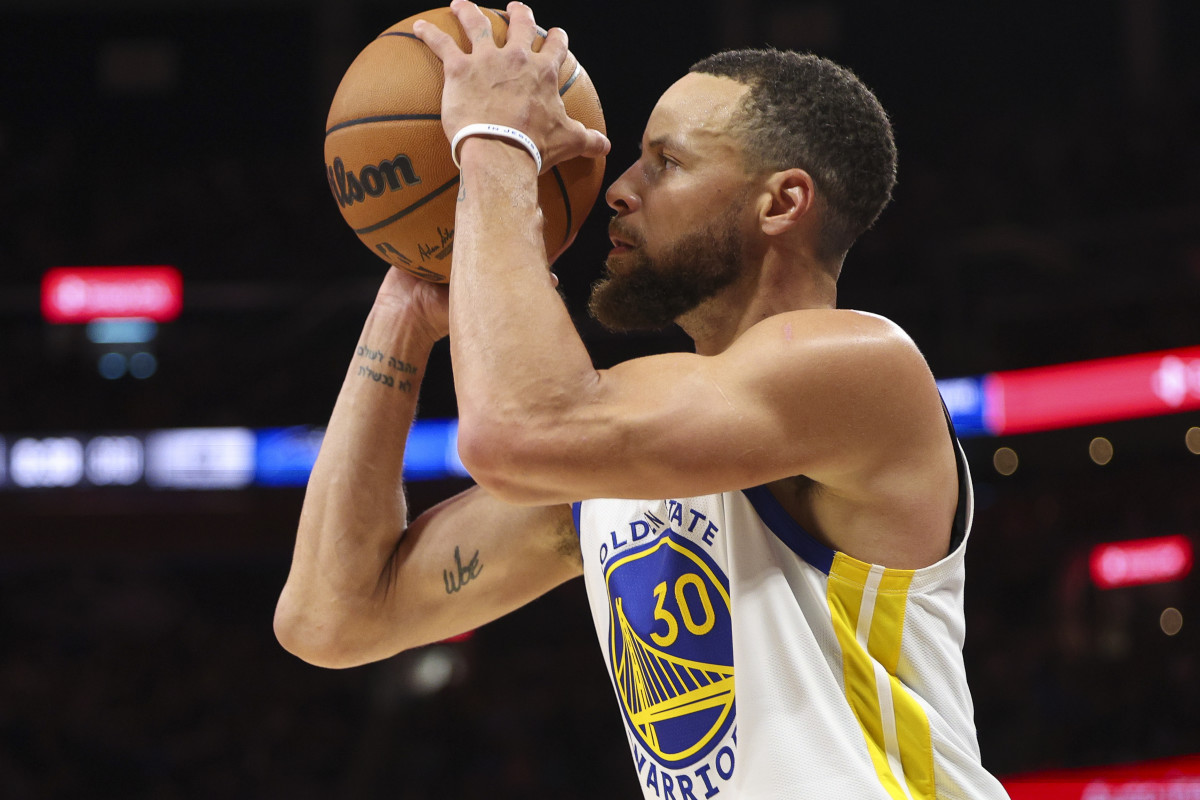 Stephen Curry Shoots Bricks In A Carnival 3-Pointer Game: "These Rims Are Tough Even For The Chef"