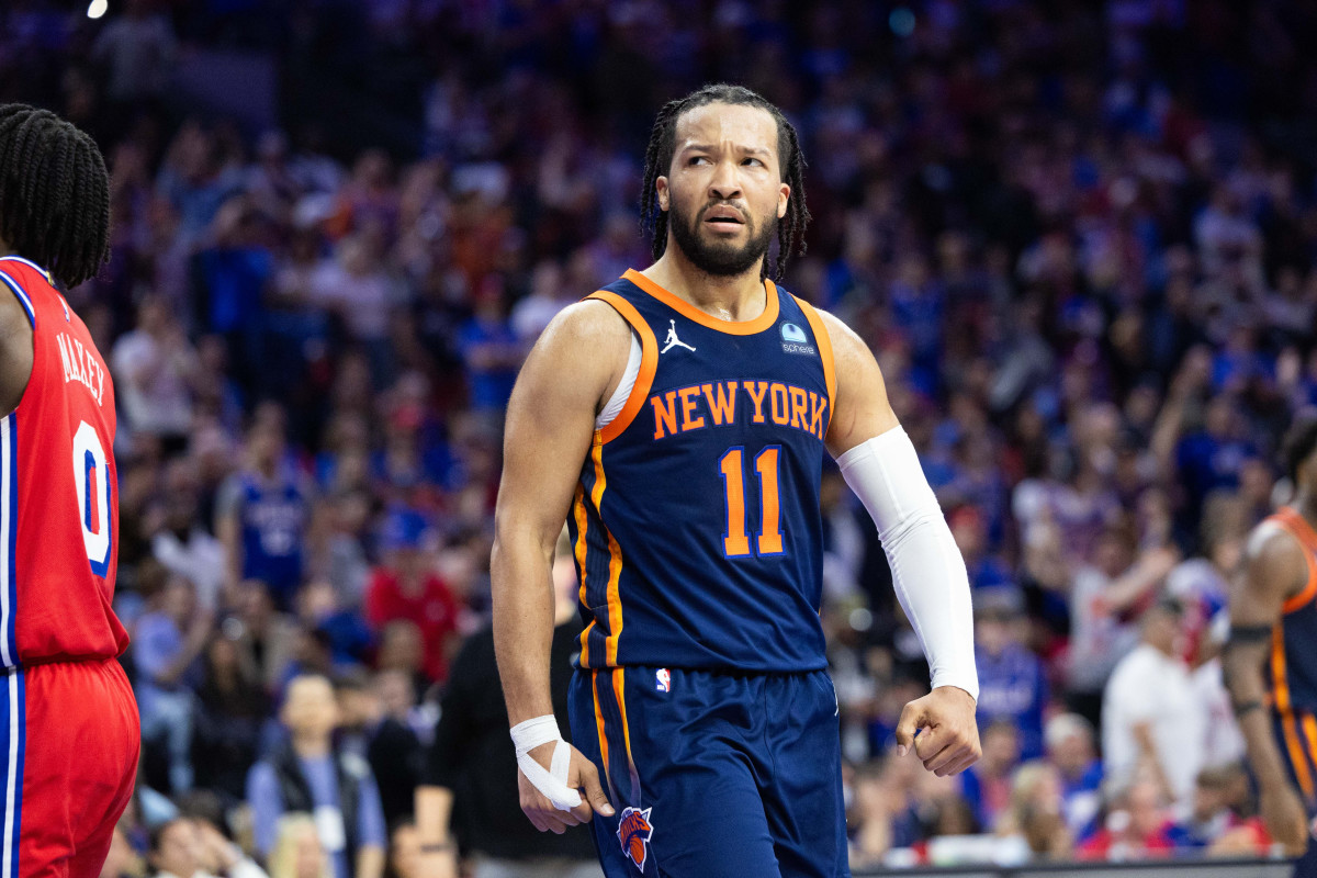 Jalen Brunson Makes Hilarious NFL Jersey Bet With Comedy Legend Jon Stewart