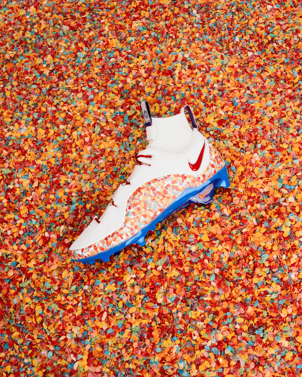 LeBron James Gives Personalized Fruity Pebbles Cereal And Shoes To NFL ...