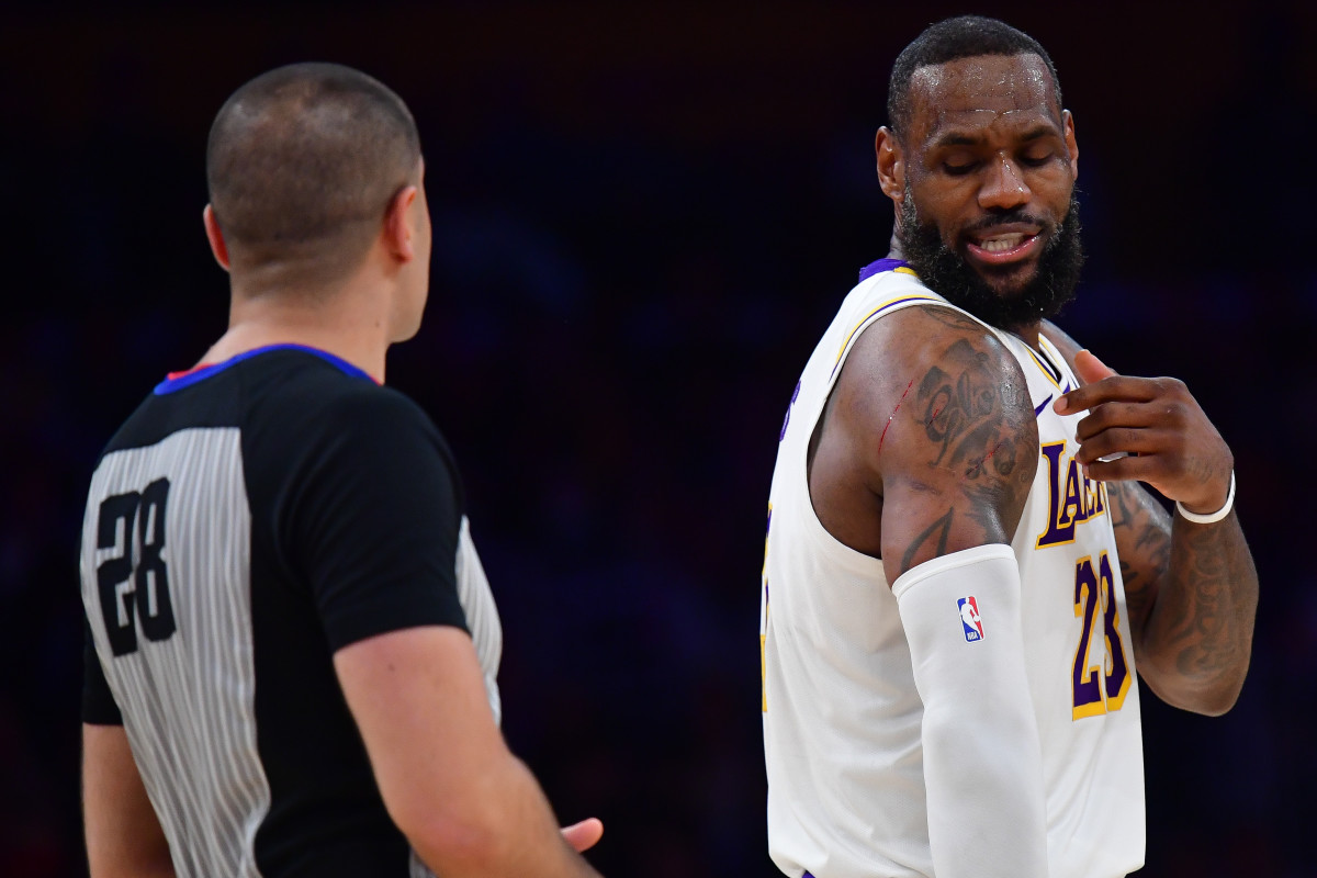 LeBron James Calls Out Referee For No-Call After Defender Drew Blood During  Lakers vs. Blazers - Fadeaway World