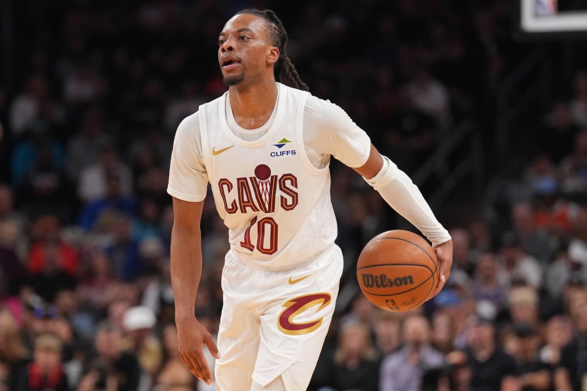 Phoenix, Arizona, USA; Cleveland Cavaliers guard Darius Garland (10) dribbles against the Phoenix Suns during the first half at Footprint Center. Mandatory Credit: Joe Camporeale-Imagn Images