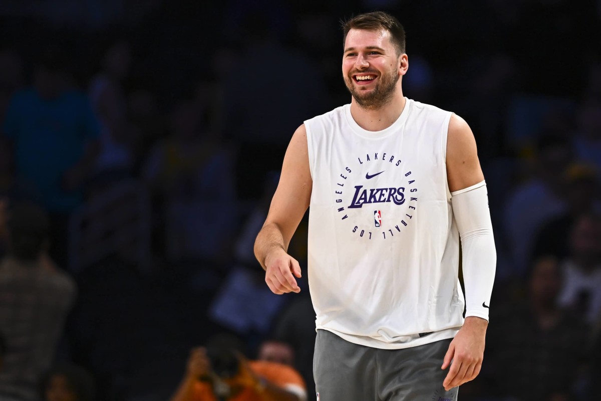 Hậu vệ Luka Doncic (77) của Los Angeles Lakers phản ứng trước trận đấu với Houston Rockets tại Crypto.com Arena.