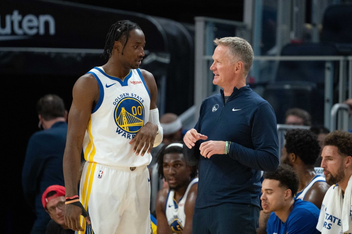 Ngày 20 tháng 10 năm 2023; San Francisco, California, Hoa Kỳ; Huấn luyện viên trưởng của Golden State Warriors, Steve Kerr (phải) nói chuyện với tiền đạo Jonathan Kuminga (00) trong hiệp thứ ba đấu với San Antonio Spurs tại Chase Center. Tín dụng bắt buộc: Kyle Terada-Imagn Images