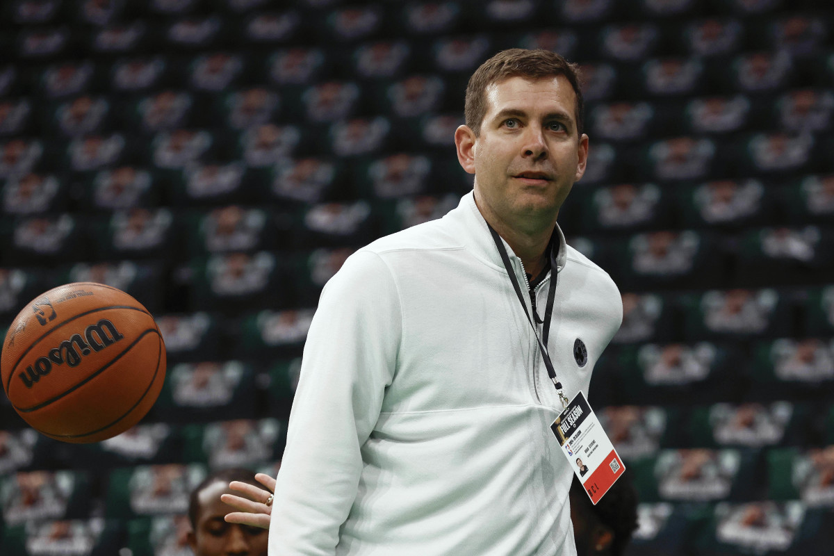 Feb 28, 2025; Boston, Massachusetts, USA; Boston Celtics president of basketball operations Brad Stevens throws a behind the back pass to one of his players before their game against the Cleveland Cavaliers at TD Garden. Mandatory Credit: Winslow Townson-Imagn Images  