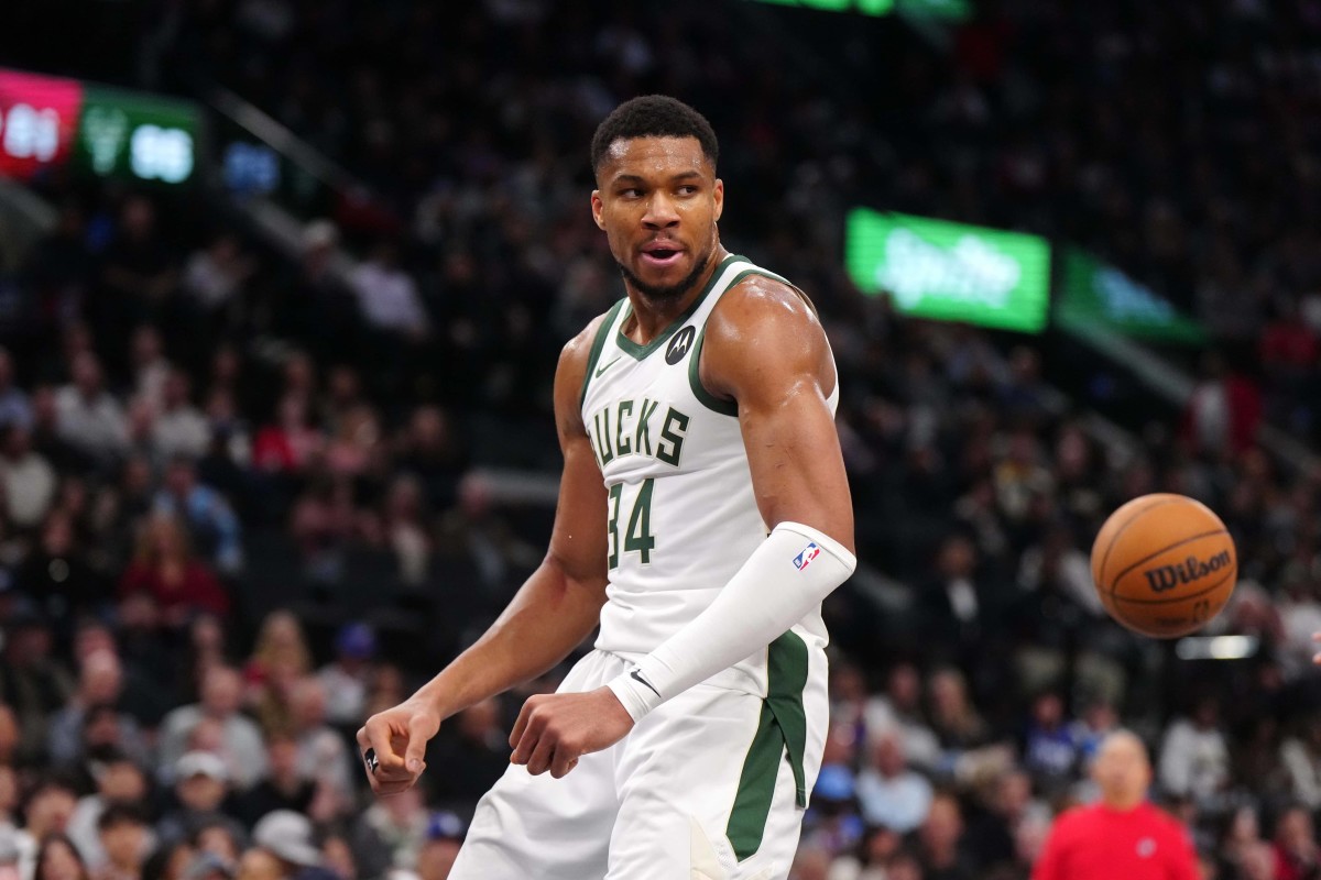 Milwaukee Bucks forward Giannis Antetokounmpo (34) celebrates against the LA Clippers in the second half at Intuit Dome.
