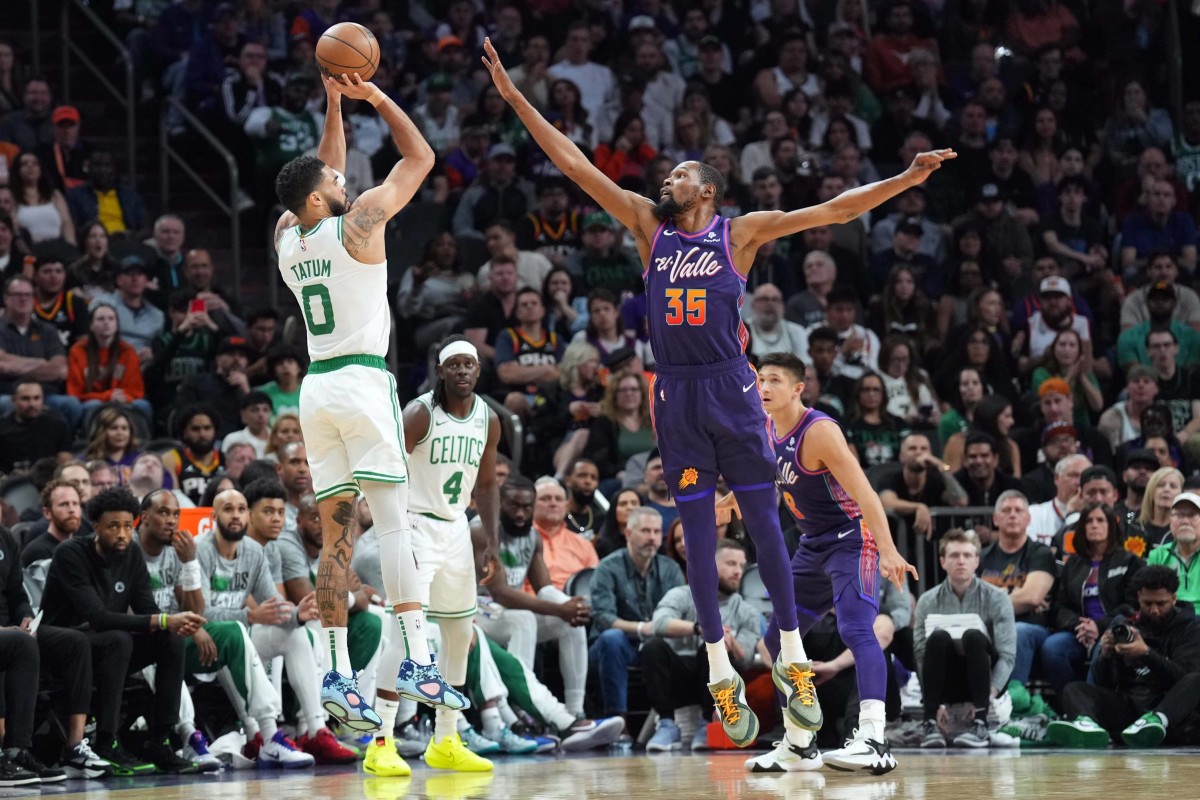 Ngày 9 tháng 3 năm 2024; Phoenix, Arizona, Hoa Kỳ; Tiền đạo Jayson Tatum (0) của Boston Celtics ném bóng qua đầu tiền đạo Kevin Durant (35) của Phoenix Suns trong hiệp một tại Trung tâm Footprint.