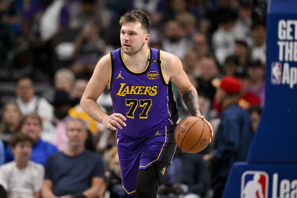 Ngày 9 tháng 4 năm 2025; Dallas, Texas, Hoa Kỳ; Hậu vệ Luka Doncic (77) của Los Angeles Lakers đang thi đấu trong trận đấu giữa Dallas Mavericks và Los Angeles Lakers tại Trung tâm American Airlines. Nguồn ảnh bắt buộc: Jerome Miron-Imagn Images