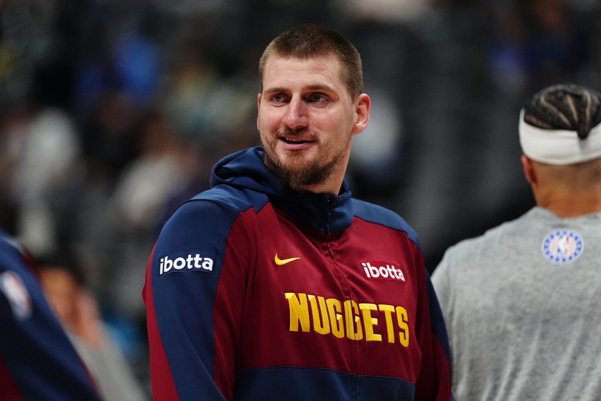 Trung phong Nikola Jokic (15) của Denver Nuggets phản ứng trước trận đấu với Miami Heat tại Ball Arena.