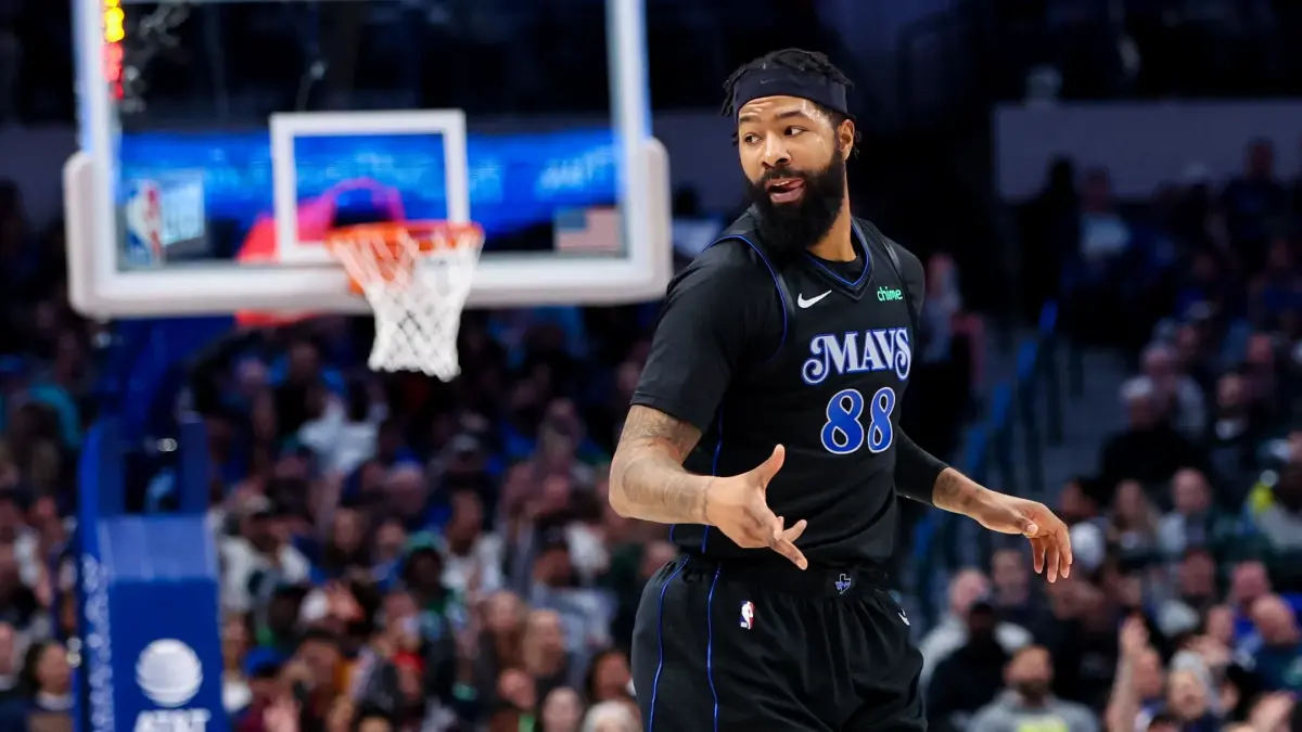 Ngày 1 tháng 12 năm 2023; Dallas, Texas, Hoa Kỳ; Tiền đạo Markieff Morris (88) của Dallas Mavericks phản ứng sau khi ghi bàn trong hiệp thứ hai trước Memphis Grizzlies tại Trung tâm American Airlines. Nguồn bắt buộc: Hình ảnh Kevin Jairaj-Imagn