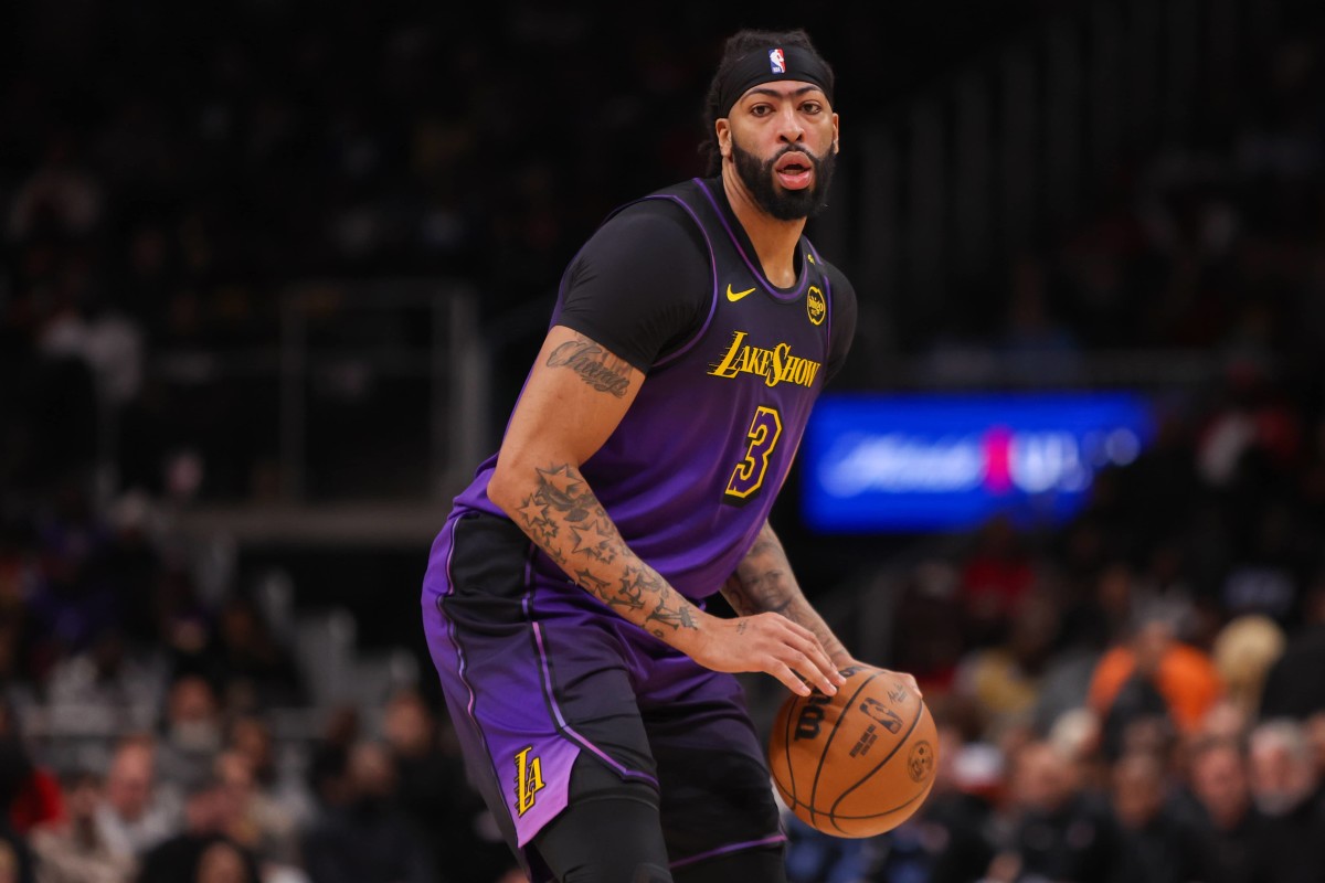 Atlanta, Georgia, USA; Los Angeles Lakers forward Anthony Davis (3) dribbles against the Atlanta Hawks in the second quarter at State Farm Arena. Mandatory Credit: Brett Davis-Imagn Images