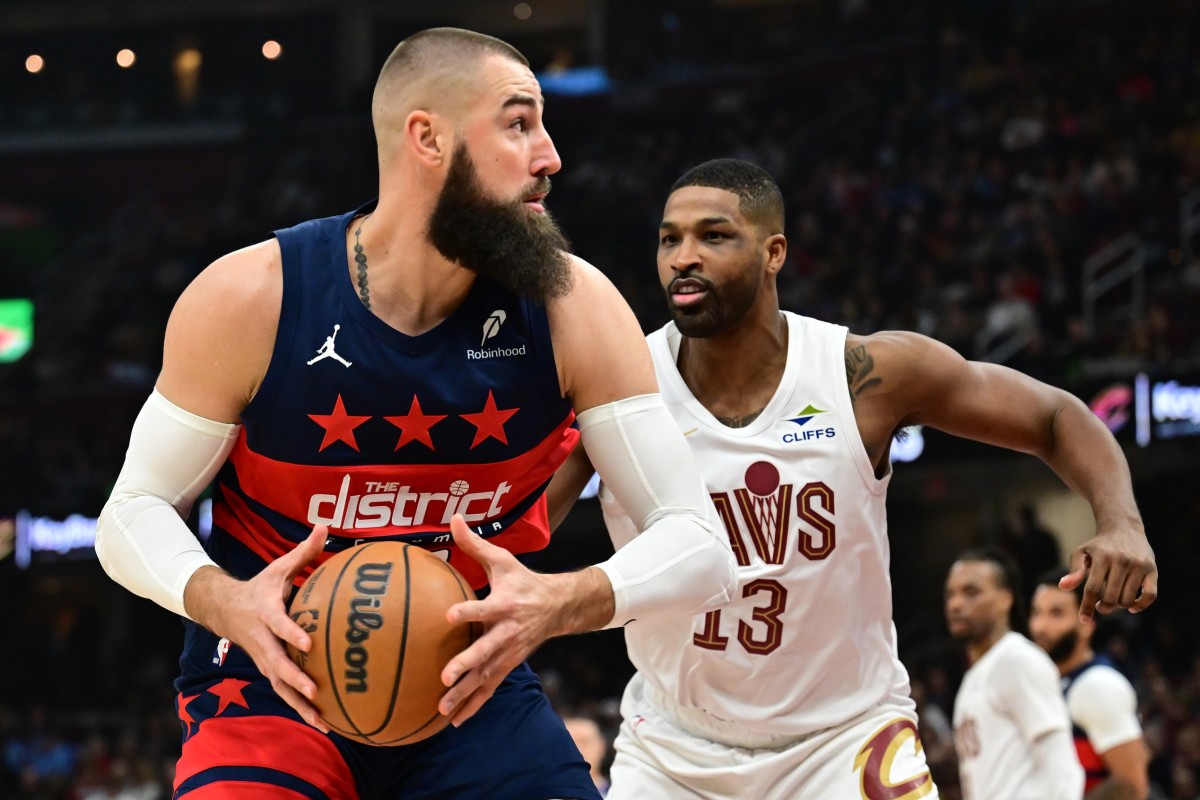 Washington Wizards center Jonas Valanciunas (17) drives to the basket against Cleveland Cavaliers center Tristan Thompson (13) during the first half at Rocket Mortgage FieldHouse. Mandatory Credit: Ken Blaze-Imagn Images