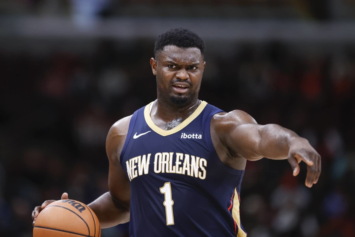 Chicago, Illinois, USA; New Orleans Pelicans forward Zion Williamson (1) brings the ball up court against the Chicago Bulls during the first half at United Center.