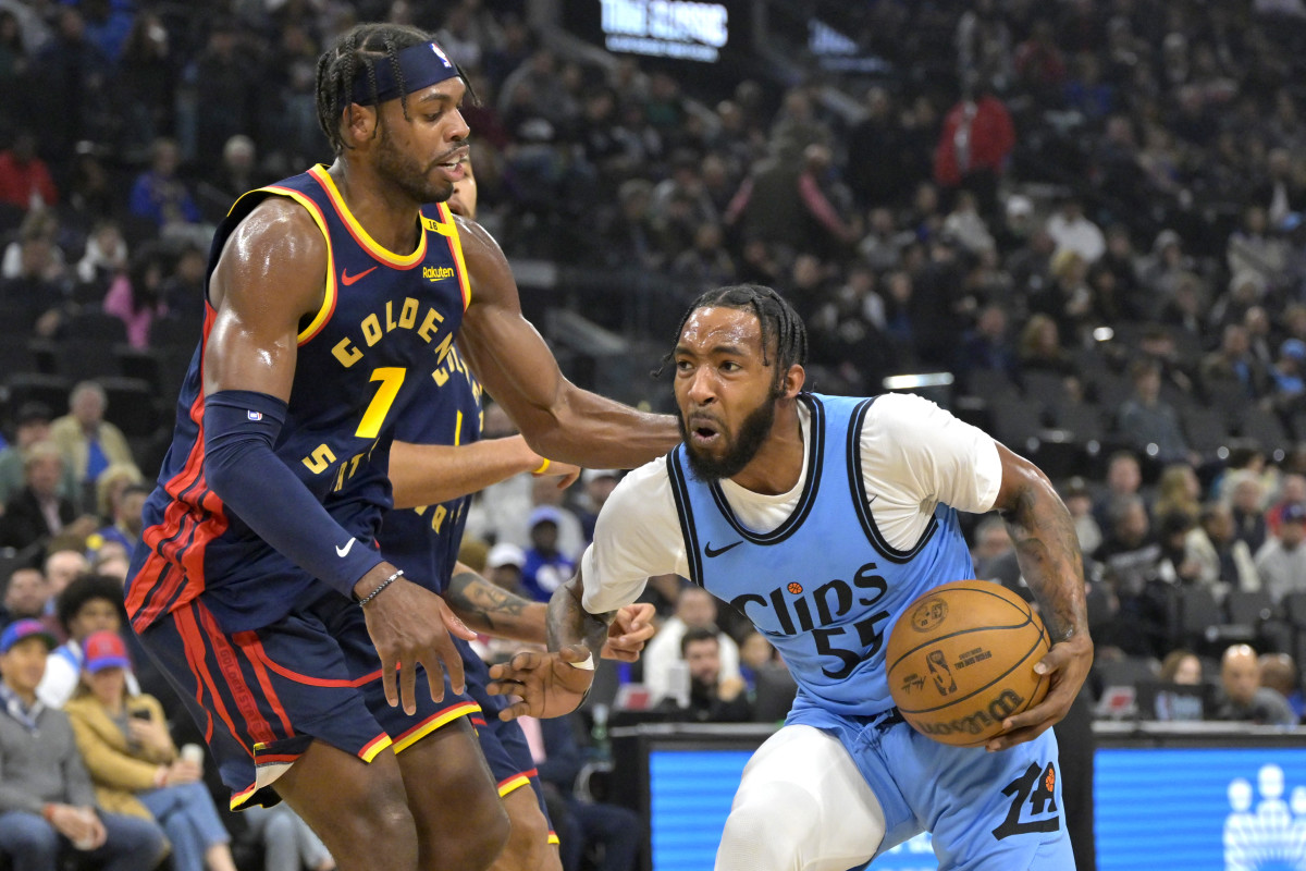 Dec 27, 2024; Inglewood, California, USA; Los Angeles Clippers forward Derrick Jones Jr. (55) is defended by Golden State Warriors guard Buddy Hield (7) in the first half at Intuit Dome. Mandatory Credit: Jayne Kamin-Oncea-Imagn Images  