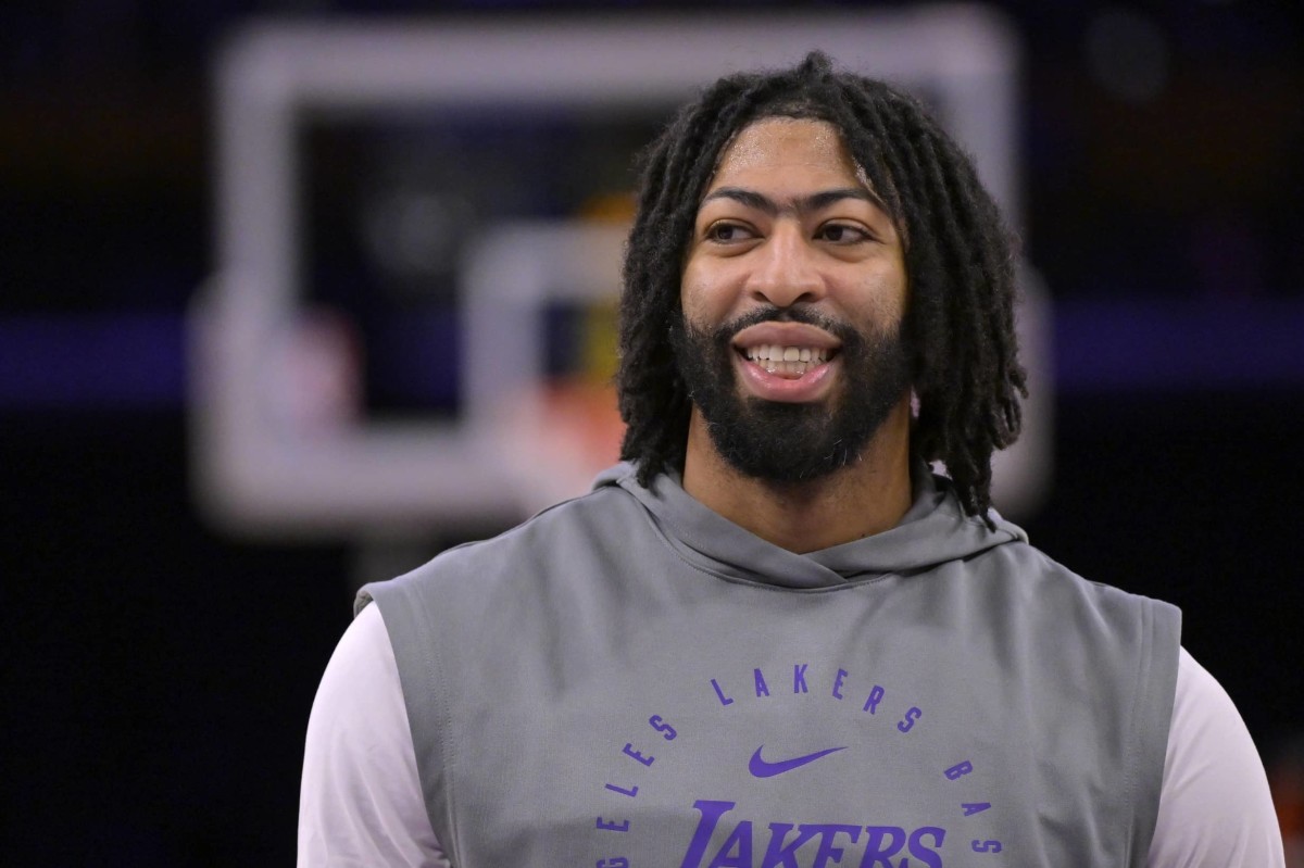 Los Angeles Lakers forward Anthony Davis (3) warms up prior to the game against the Portland Trail Blazers at Crypto.com Arena.