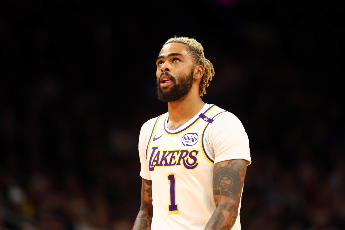 Los Angeles Lakers guard D'Angelo Russell (1) against the Phoenix Suns during an NBA Cup game at Footprint Center.