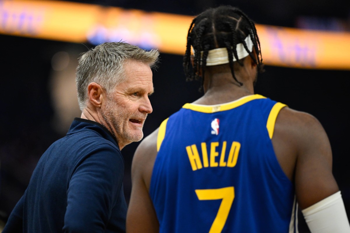 Golden State Warriors head coach Steve Kerr talks with guard Buddy Hield (7) against the Indiana Pacers in the first quarter at Chase Center.