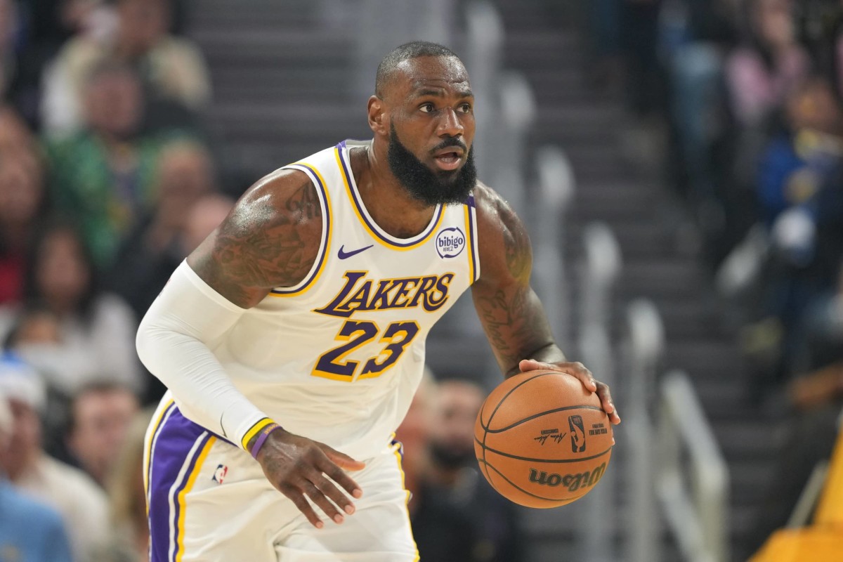 Los Angeles Lakers forward LeBron James (23) dribbles against the Golden State Warriors during the first quarter at Chase Center.