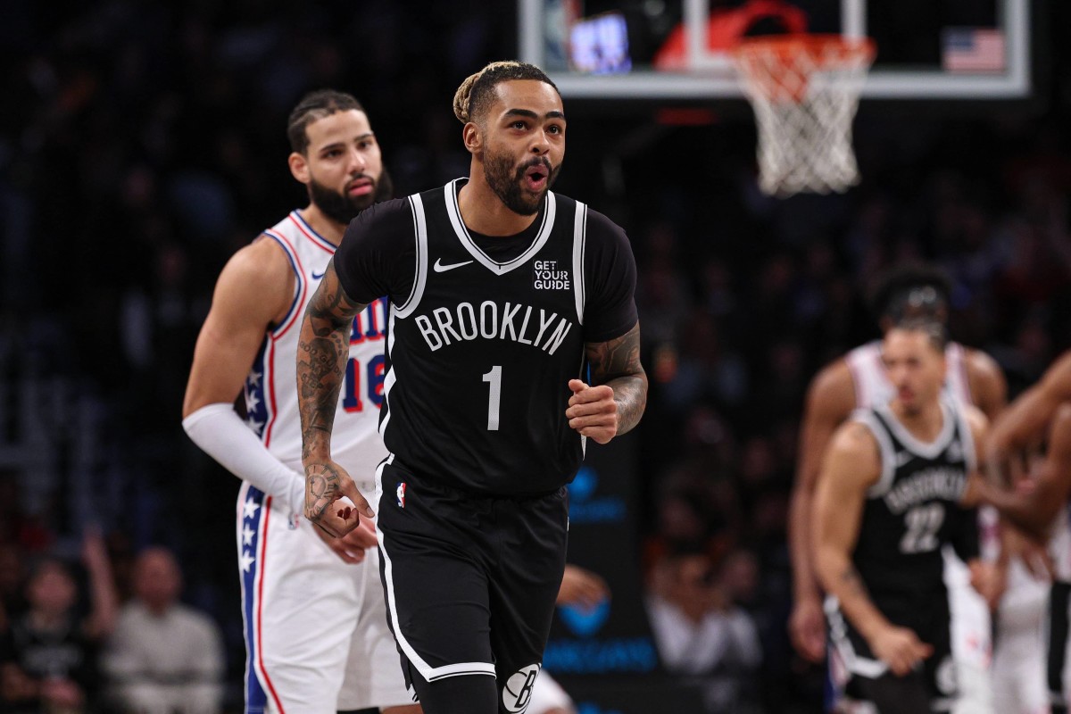 Brooklyn, New York, Hoa Kỳ; Hậu vệ D'Angelo Russell (1) của Brooklyn Nets phản ứng sau khi ghi bàn trong hiệp một trận đấu với Philadelphia 76ers tại Trung tâm Barclays. Nguồn bắt buộc: Vincent Carchietta-Imagn Images