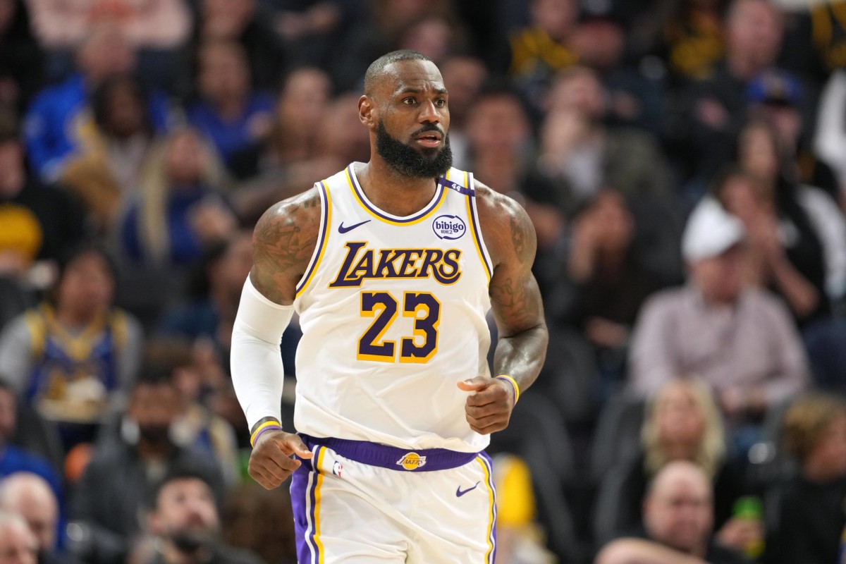 Tiền đạo LeBron James (23) của Los Angeles Lakers trong hiệp thứ ba đấu với Golden State Warriors tại Chase Center.