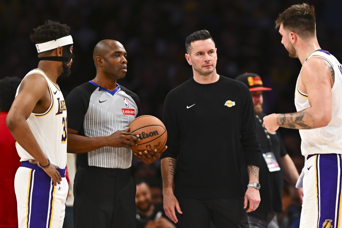  Los Angeles Lakers head coach JJ Redick, guard Jordan Goodwin (30), and guard Luka Doncic (77) speak with the ref against the Chicago Bulls during the second half at Crypto.com Arena. Mandatory Credit: Jonathan Hui-Imagn Images