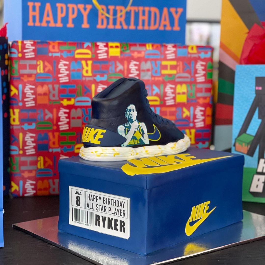 <em></figure>
<p>This was a nice gesture from Ryker. It shows how much he admires his father. In case you don’t know where that choke sign comes from, on June 1, 1994, Miller went off on his nemesis New York Knicks, dropping 25 points in the 4th quarter of a game. </p>
<p>The Knickerbockers entered the last period with a 12-point advantage over the Pacers. Miller dropped 25 of his 39 points in the 4th, winning the game for Indiana. He mocked movie director Spike Lee with the choke sign as the Pacers took a 93-86 victory and take a 3-2 lead in the series. </p>
<p>That moment is still unforgettable, more so after you learn that Ryker loves that moment for his father. </p></p>
</div>
					<div class=