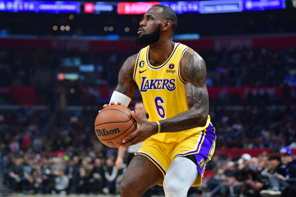 Lakers Fans Are Panicking After LeBron James Hurts Groin Against ...