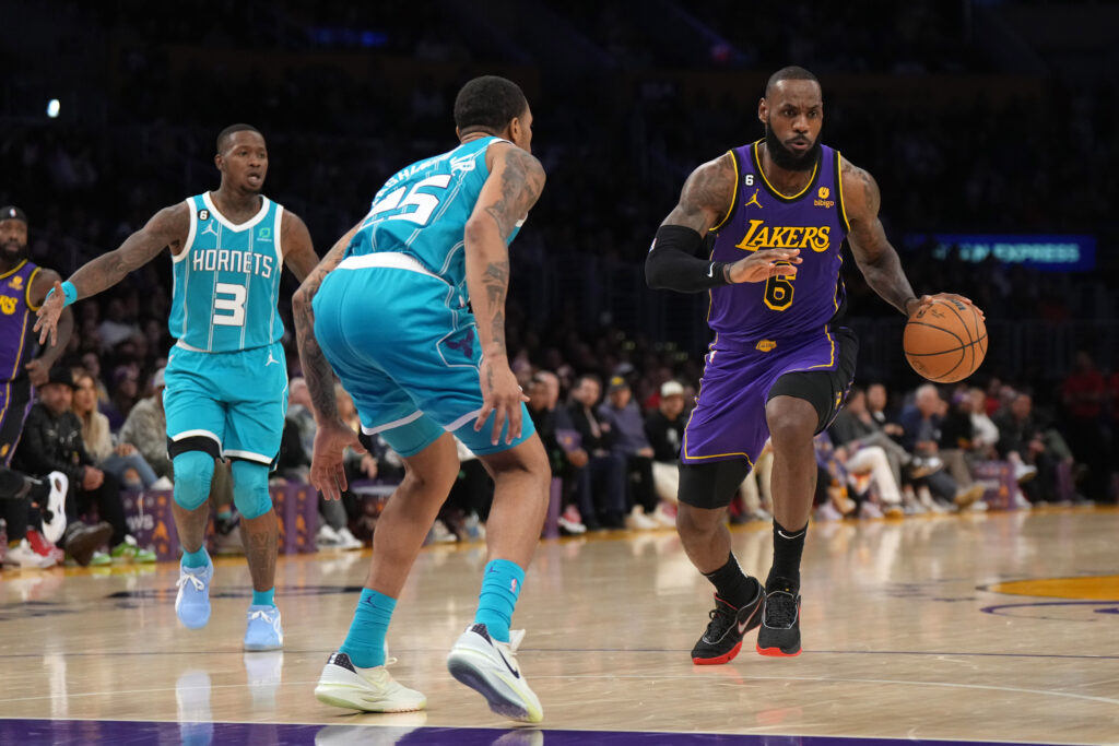NBA Fans React To LeBron James' Viral Pic After He Lost His Shoes And ...