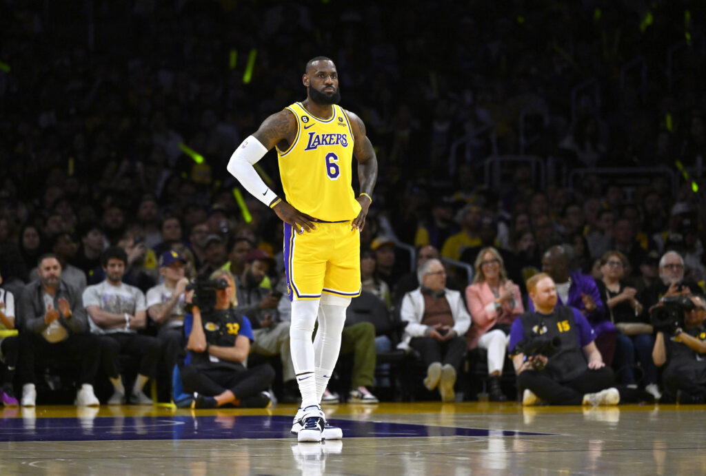 NBA Fans React To LeBron James Not Shaking Hands With The Grizzlies ...