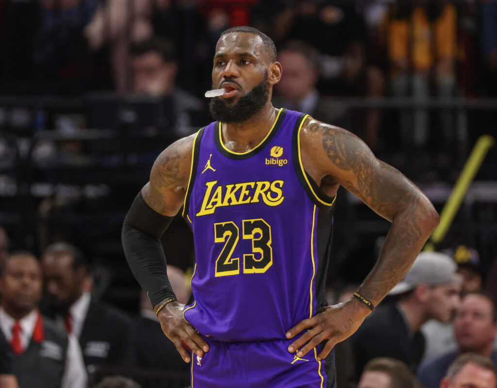 Pebron LeBron James Shocks NBA Fans By Making Left-Handed Shots Before In ...