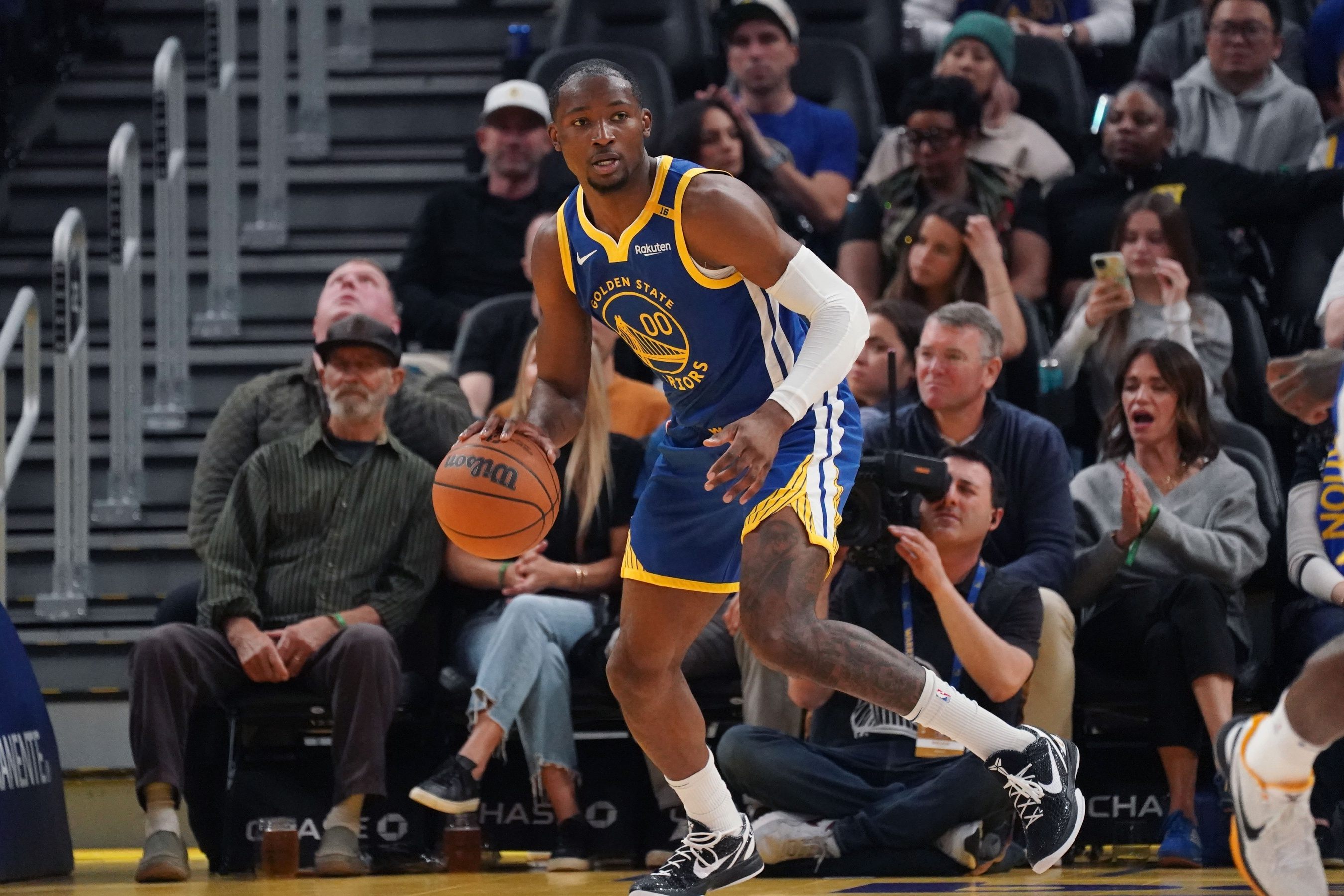 Golden State Warriors forward Jonathan Kuminga (00) looks to make a pass up court during a game against the Memphis Grizzlies in the second quarter at Chase Center.