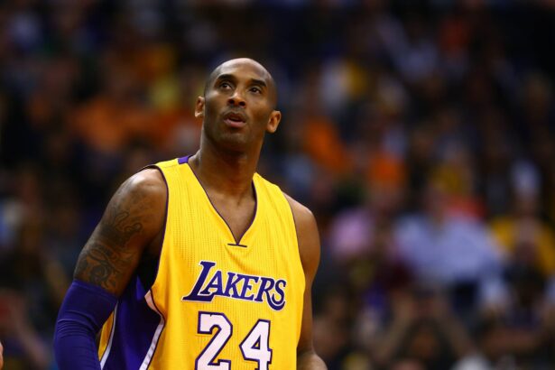 Lakers guard Kobe Bryant against the Phoenix Suns at Talking Stick Resort Arena