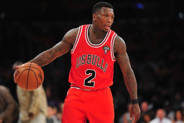 Bulls point guard Nate Robinson controls the ball against the Lakers during the first half at Staples Center