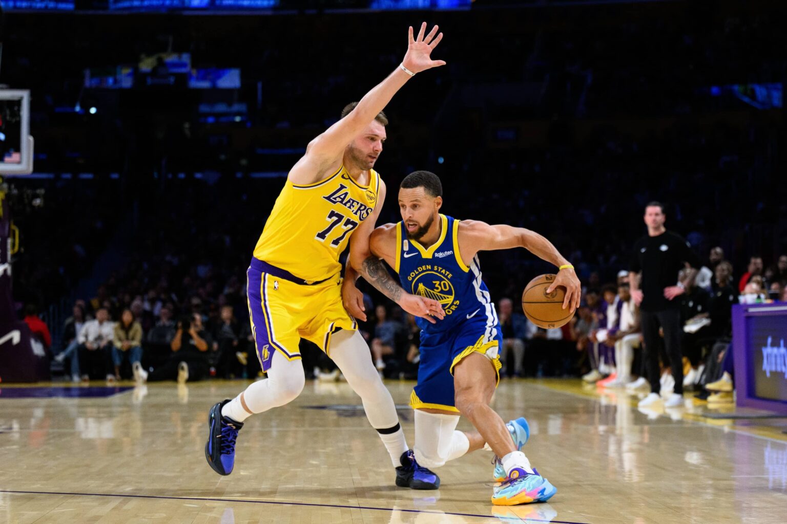 Los Angeles, California, USA; Golden State Warriors guard Stephen Curry (30) drives against Los Angeles Lakers guard Luka Doncic (77) during the second half at Crypto.com Arena. Mandatory Credit: William Liang-Imagn Images