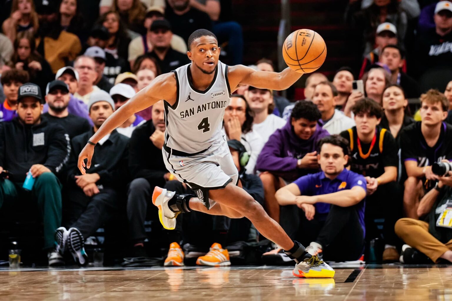 San Antonio Spurs guard De'Aaron Fox (4) regains control of the ball in the second half of the game at Mortgage Match Up Center.