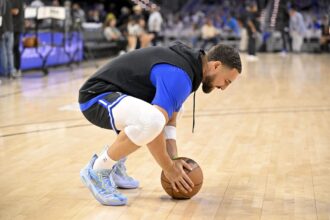 Oct 6, 2025; Fort Worth, Texas, USA; Dallas Mavericks guard Klay Thompson (31) warms up before against the Oklahoma City Thunder at Dickie's Arena. Mandatory Credit: Jerome Miron-Imagn Images