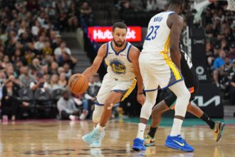 Golden State Warriors guard Stephen Curry (30) dribbles around a screen by forward Draymond Green (23) in the second half against the San Antonio Spurs at Frost Bank Center.